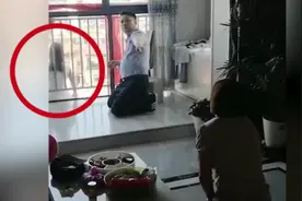 10岁女孩欲跳楼 妈妈下跪求原谅：我会改的，姐姐有的你也有图片