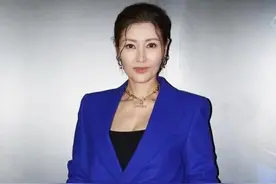 李嘉欣越来越富态，穿西装系皮带勒出“水桶腰”，幸好气质仍高级图片