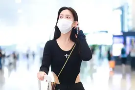 孟子义身材原来这么好，连体衣配阔腿裤，侧腰挖空显高又撩人图片
