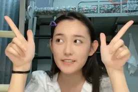 女大学生分享自拍照，网友却看到了“上铺兄弟”：学校玩这么开？图片