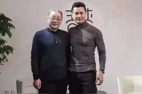 最励志！63岁吕良伟去敬老院看望60岁的老人，老人拍着肩膀说谢谢图片