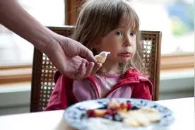 如何拯救"饭渣"宝宝，抓住这三个黄金期，注意以下这两点图片