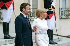 布丽吉特为美拼了：蹬12公分高跟鞋陪伴马克龙，一点也看不出68岁图片