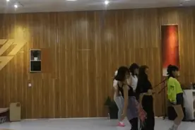 乘风破浪的姐姐练习室路透！蓝盈莹造型专业，钟丽缇竟穿棉拖鞋图片