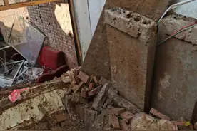 雨夜房倒屋塌六旬夫妇遇难，55岁邻居被埋扒砖自救窒息亡，洛阳纪委成立调查组，镇领导没盯死村民转移被停职图片