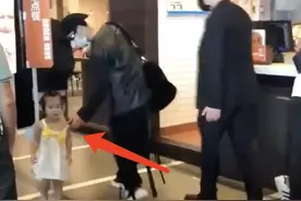 热心市民上线！王嘉尔顺手给小女孩儿提肩带，尊老爱幼被赞靠谱图片