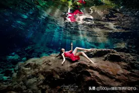 记录海底的惊艳，摄影师背负着很重的设备下水图片