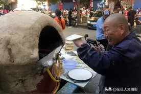 62岁大爷凭一辆三轮车一口倒扣的铁锅 每天收入四五百 幸福指数高图片