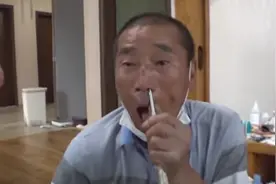 脑袋里有7只活蜘蛛？韩国72岁大爷苦不堪言，他能吸出来吗？图片