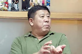 他45岁现身荧屏，默默无闻时娶圈内知名女导演，如今62岁活成这样图片