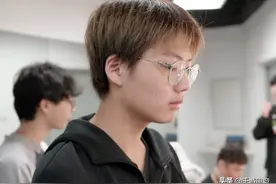 姿态看乐言采访全程冷淡脸：他怎么不摇头了，以前不摇挺花么图片