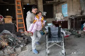 陕西小伙千里赴渝见网友，得知她生活不能自理后作出了重要决定图片