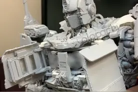 孩之宝联名的Transformers IIES 24寸变形金刚擎天柱 ​​​​图片