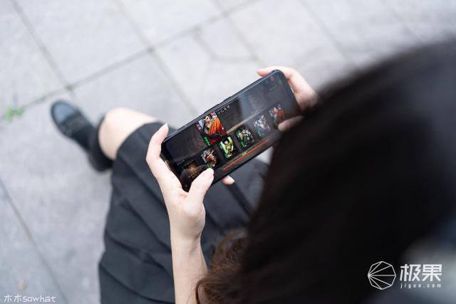 红魔5G暴走开黑，144Hz刷新率爽飞！除了打游戏它还有狠招～