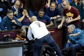 科比救球时肘击球迷被起诉，双方打七年官司，最后科比赔了多少？图片