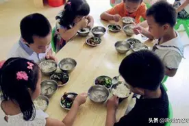 挑食女儿上幼儿园吃饭变乖，辞职阿姨发的一条消息，家长怒了图片