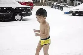 3岁雪地“裸跑”，那个曾经被“鹰式教育”的男孩咋样了？图片