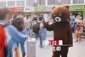 暖心！妈妈扮网红熊接女儿放学，网友直呼好有爱图片