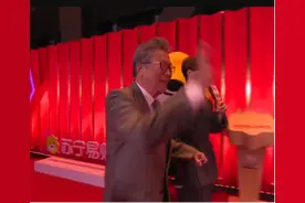 92岁“祝酒歌”原唱露面，精神好中气足，央视春晚曾搭档蔡国庆图片