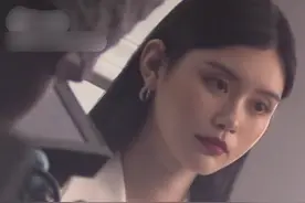 超拼！奚梦瑶挺二胎孕肚开工，因太累边化妆边瘫坐在椅子上睡着了图片