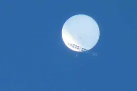 日本上空惊现不明飞行物，引发大量民众恐慌，政府：正在严密监视图片