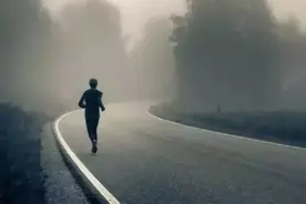 人生落魄时，要学会“一个人走”图片