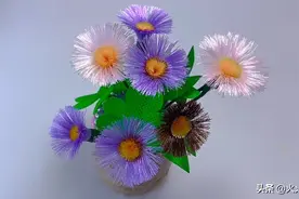 创意手工：昨天用丝带做了向日葵，今天我们来做一盆清新小野菊图片