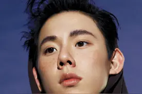 周奇最新杂志大片上线，九种发型大挑战，你要的样子他都有图片