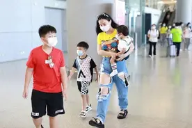 冉莹颖独自带仨娃，黄色T恤配破洞牛仔裤，抱娃露出“妈妈背”图片