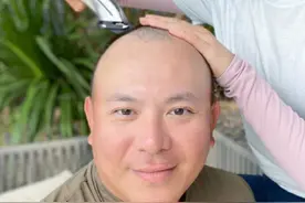 刘涛晒剃头照辟谣和王珂离婚，破产后的京城四少，靠什么拿下女神图片