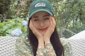 热巴终究是明星，穿简单的花衬衫去爬山，甜美似邻家女图片
