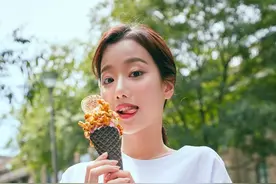 April李娜恩被奉为“打底裤”女神，完美身材演绎休闲运动服饰图片