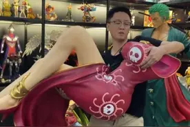 天价等身女帝手办，花费老宅男一年工资，他抱起来的瞬间我酸了图片