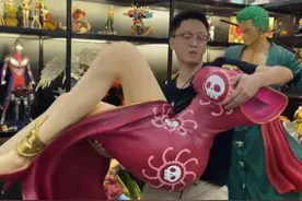 天价等身女帝手办，花费老宅男一年工资，他抱起来的瞬间我酸了图片
