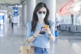 王晓晨再现“王小米式”俏皮，穿泡泡袖不够，还配破洞裤更叛逆了图片