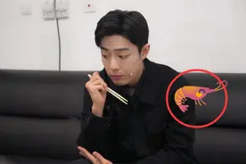 肖战青岛特色小吃vlog，3次媚虾引CP粉不爽，本地粉扒地点要打卡图片