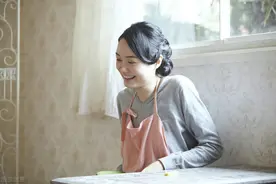 现代故事：爱上女保姆图片