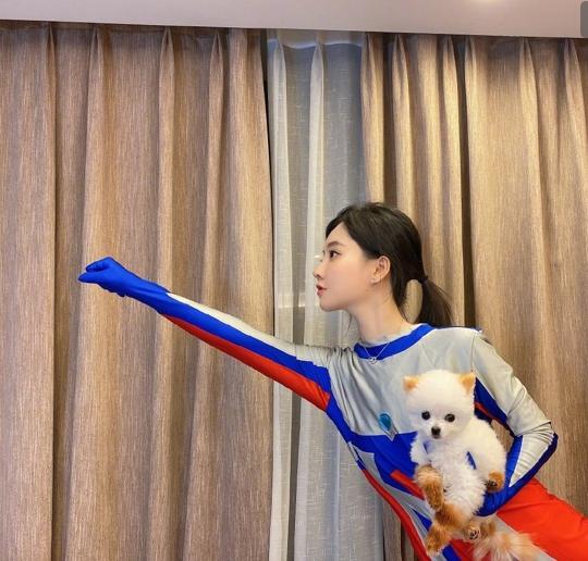 冯提莫宅家cos奥特曼，一脚踩在沙发上，看清腿型女粉皱起眉头
