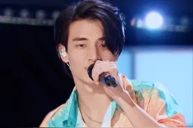 拎出来一对比，国内偶像还是过得太舒服了图片