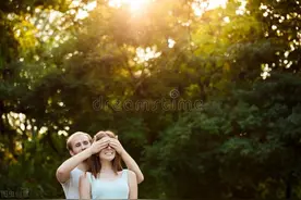 女性的竞争力在逐步超越男性，平庸的男性单身成趋势图片