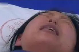 产妇顺产时，突然挣扎大声喊“啥东西夹到我了”，医生：吓我一跳图片