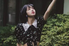 Lisa新造型过了点？碎花衬衫腰间的开口都快到胸了，身材真好图片