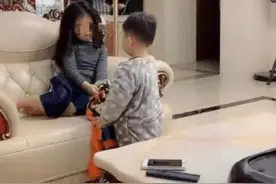 全网最卑微二胎：日常服务姐姐兢兢业业，这个弟弟有点“怂”图片