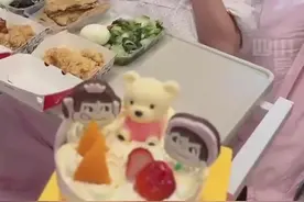 妻子剖腹产前夜丈夫拿蛋糕表白：“你永远是小公主”图片