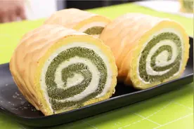 大家经常买的虎皮蛋糕卷，原来是这样做的，只要3个材料，简单学图片