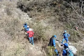 俩驴友被困山上不报警，还把自己绑在大树上过一夜：“嫌寒碜”图片
