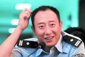 他是Z世代追捧的“交警叔叔”，在节目停播3年后，他却走向抑郁？图片