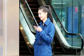 街拍：美女这样穿大衣，更显瘦图片