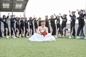 “最幸福的男生”毕业照火了，集万千宠爱于一身，网友：人生巅峰图片