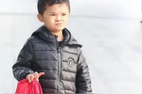 小马云”范小勤身穿小棉袄现身机场，手提袋子拿玩具与粉丝合影图片